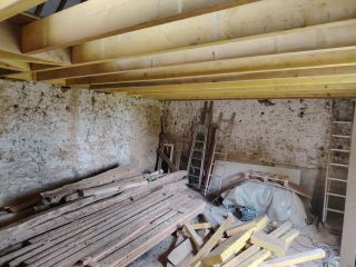 Solivage dans une dépendance.