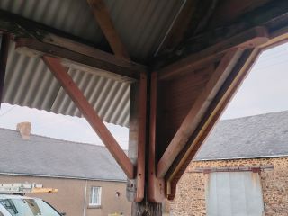 Renforts de charpente sur un hangar.